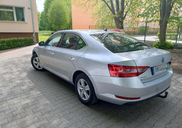 Skoda Superb cena 64000 przebieg: 186000, rok produkcji 2016 z Warszawa małe 106